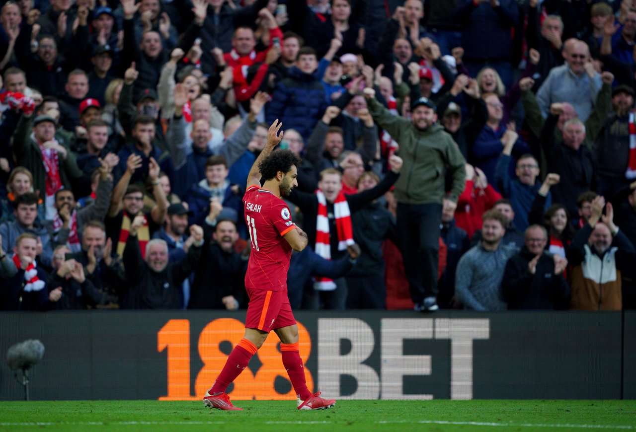 리버풀 살라와 188BET 광고판 (Anfield)